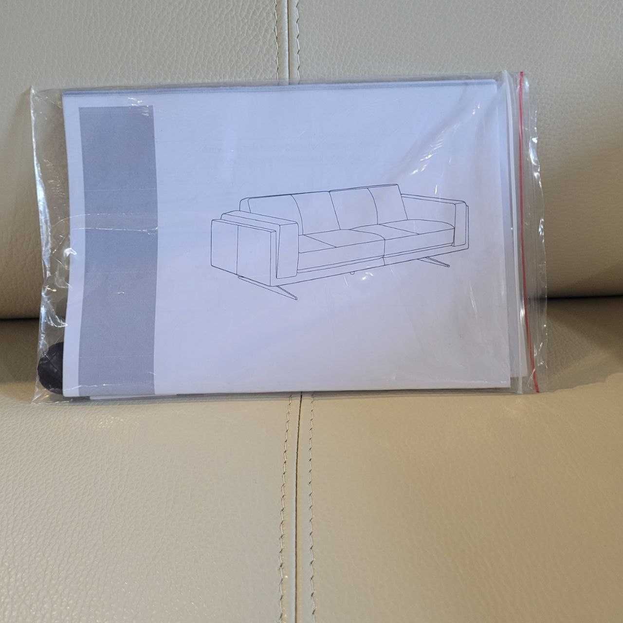 Новий шкіряний тримісний диван вершкового та сірого кольору. Німеччина