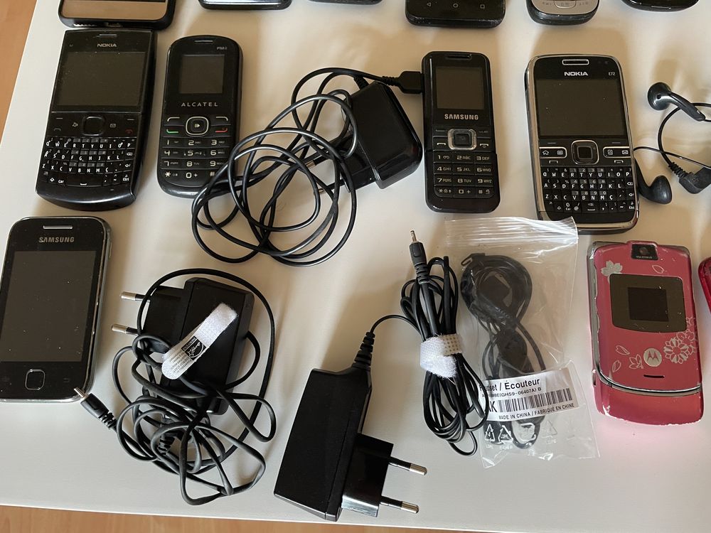 20 telemóveis + 1 MP4 + 1 máquina fotográfica de rolo