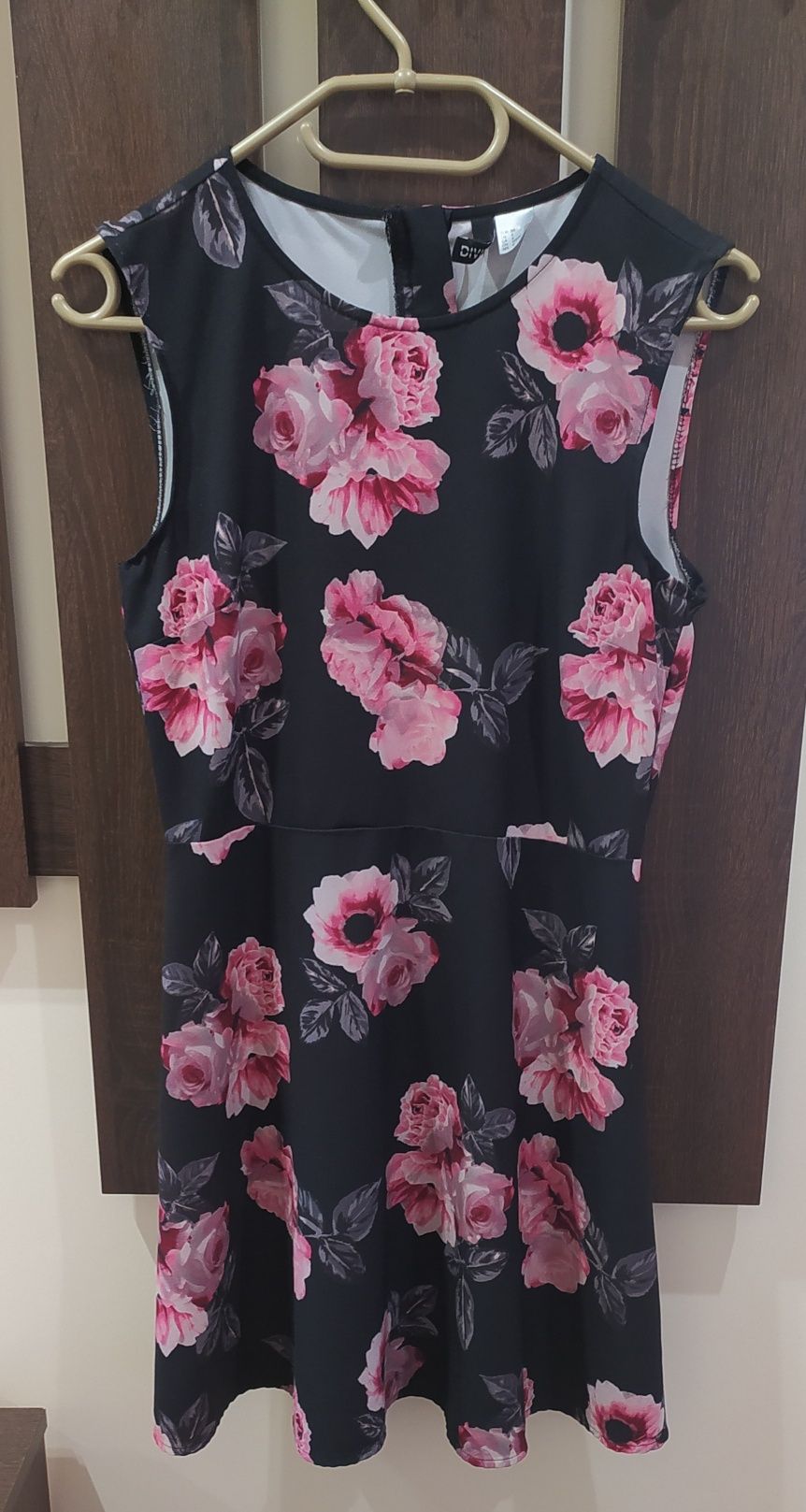 Czarna sukienka w róże H&M r. 36