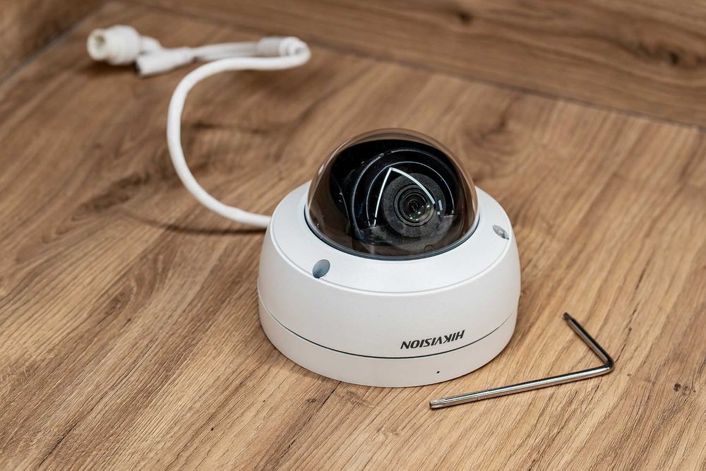 Kamera kopułkowa z mikrofonem IP Hikvision DS-2CD2123G0-IU 2Mpx