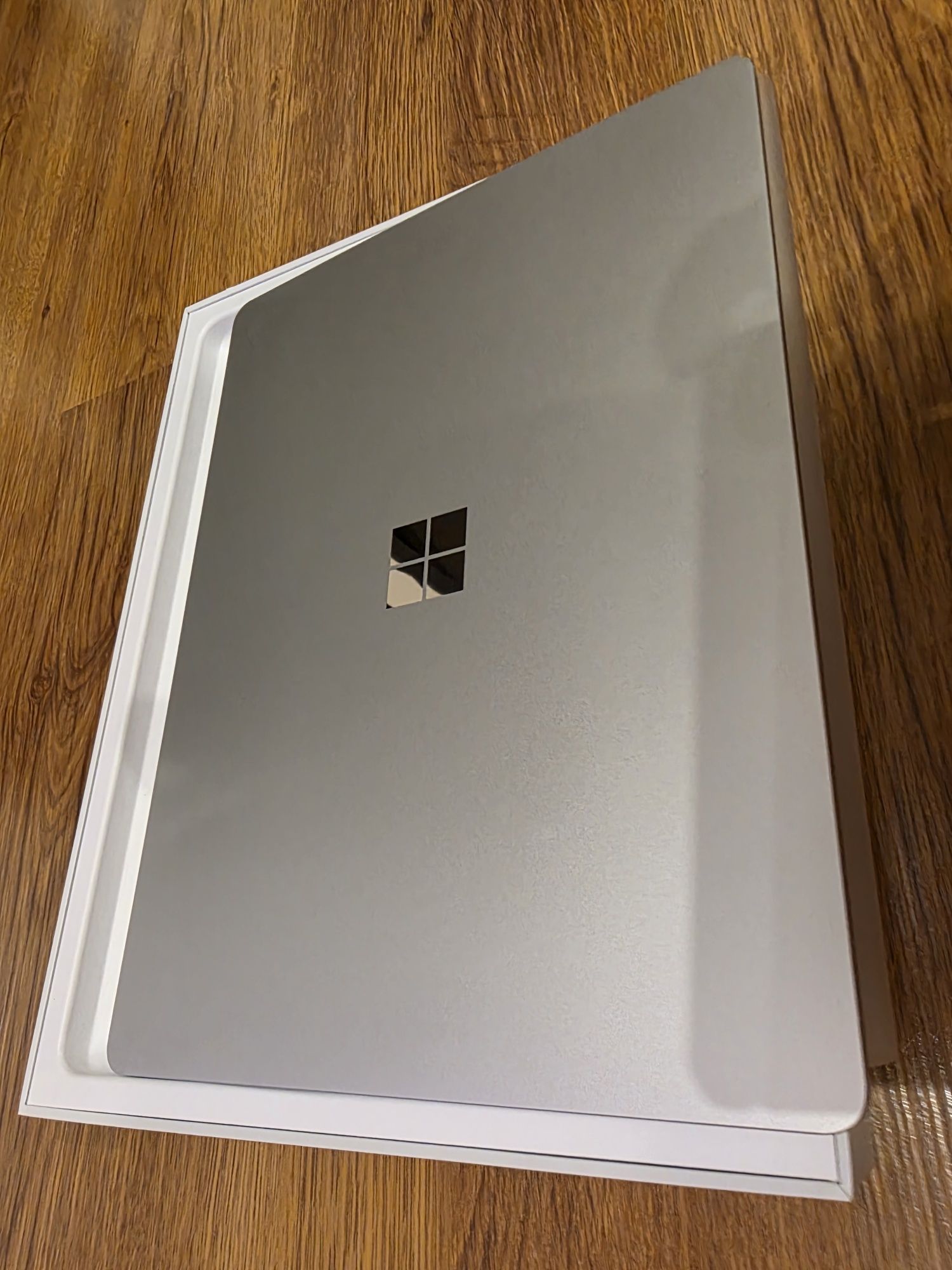 Surface Laptop Go i5 4Gb Idealny