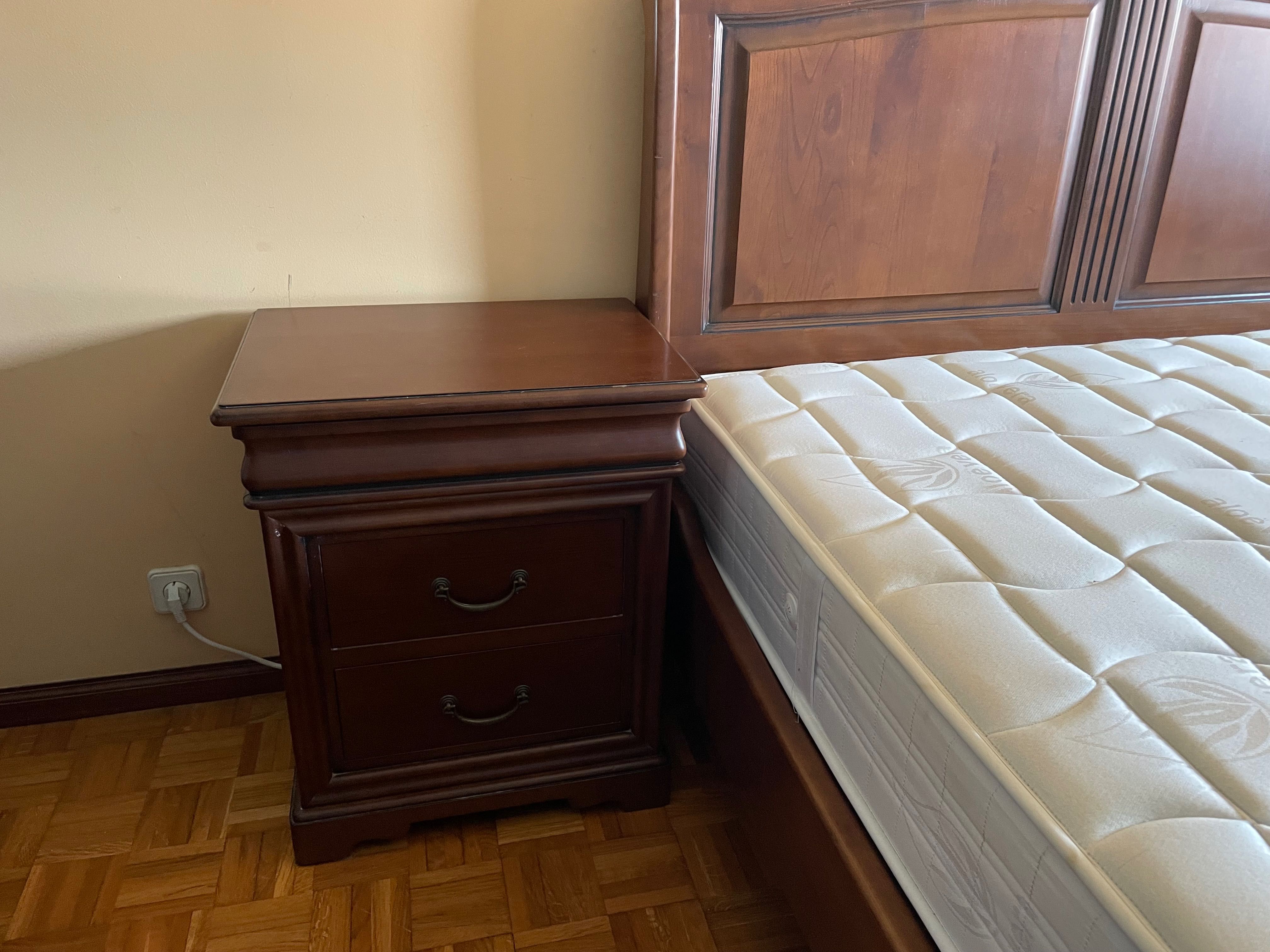 Quarto de casal, cama com colchão, 2 mesas cabeceira e cómoda.