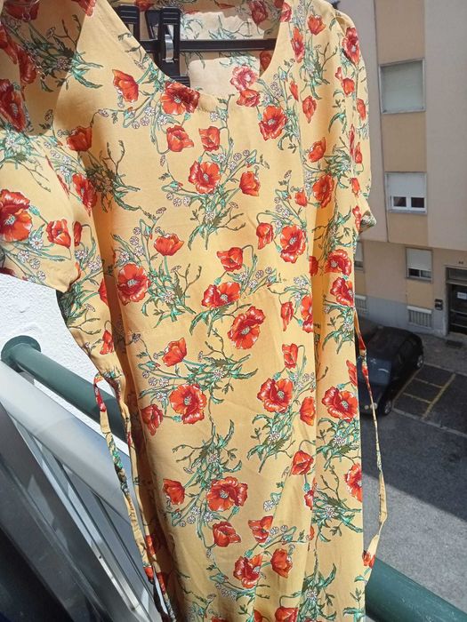 Vestido amarelo com flores vermelhas