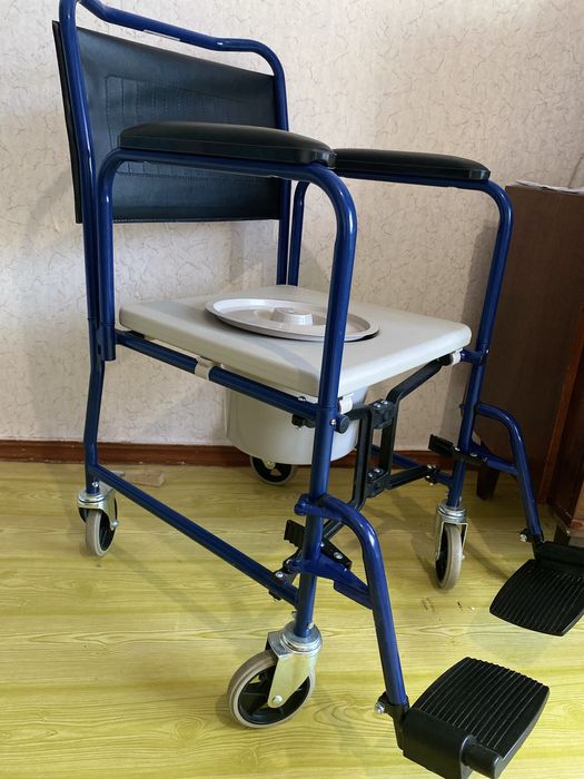 Крісло-каталка зі санітарним оснащенням