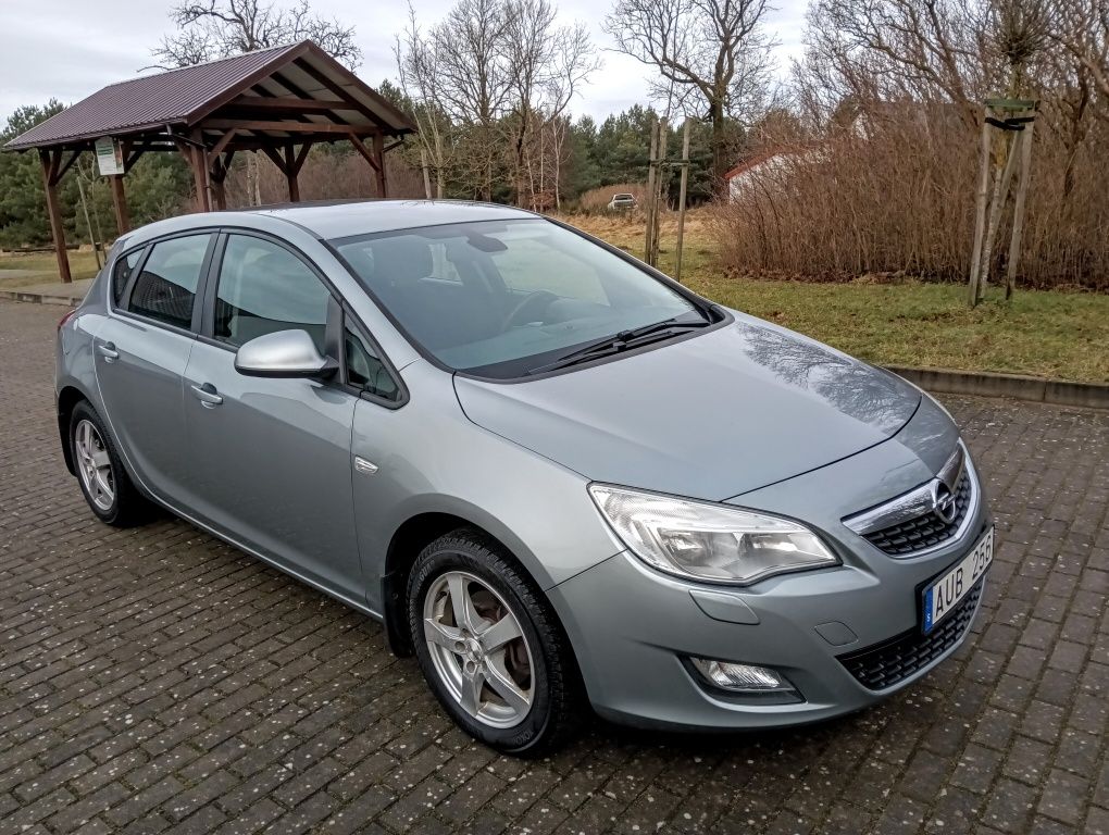 Opel Astra J 1.4b niski przebieg/klimatyzacja/alufelgi