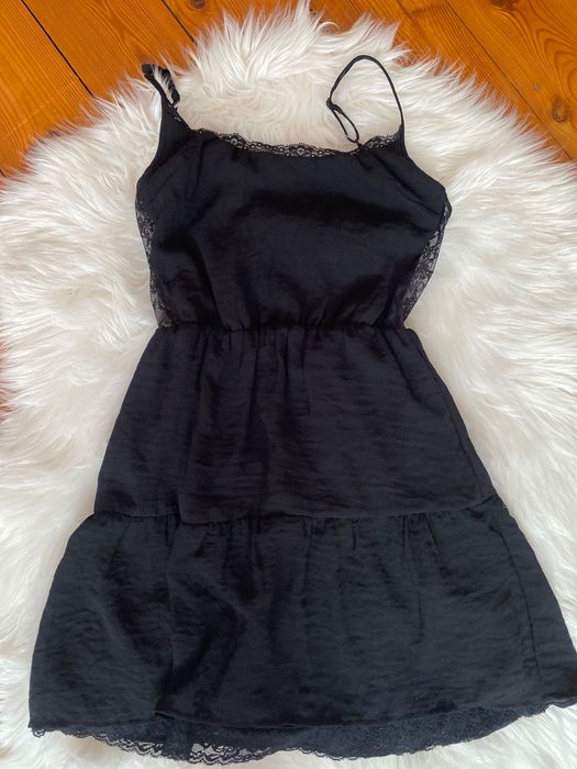 Czarna sukienka Bershka xs