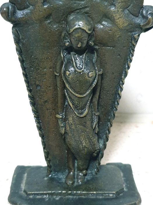Linda pequena antiga escultura de uma Deusa em bronze