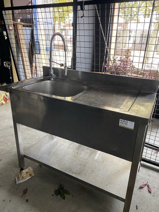 Bancada inox com lava loiça e torneira