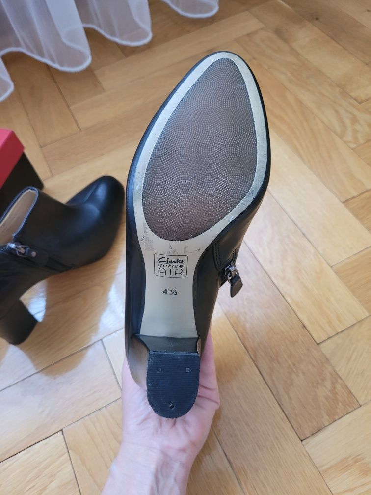 Туфлі, ботильйони, напівчеревики Clarks