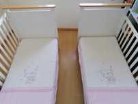 Cama de grades Micuna com colchão e edredão