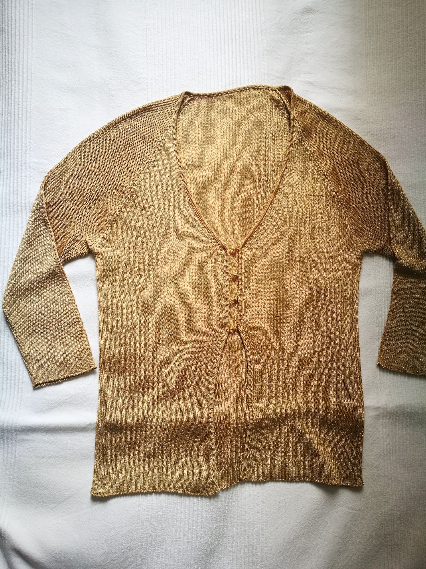 Elegancki oryginalny sweterek w serek ze złotą nitką