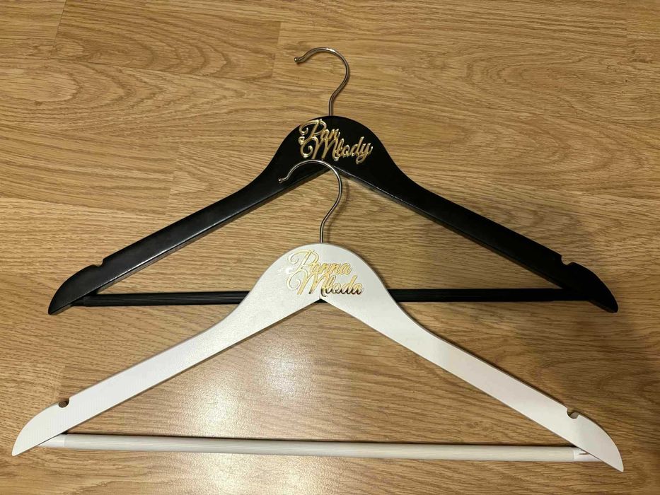 Weselne kieliszki, tablice rejestracyjne, wieszaki, koszyczki itp