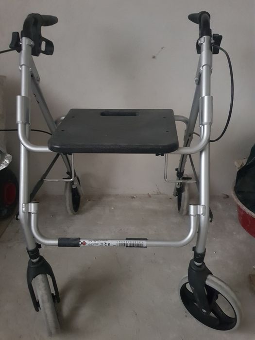 Ходунки, ролатор, візок для інвалідів