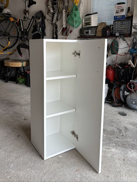 Szafka biała robiona przez stolarza z półkami