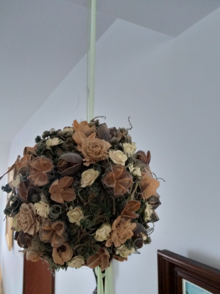 Kula z suszonych kwiatów i mchu