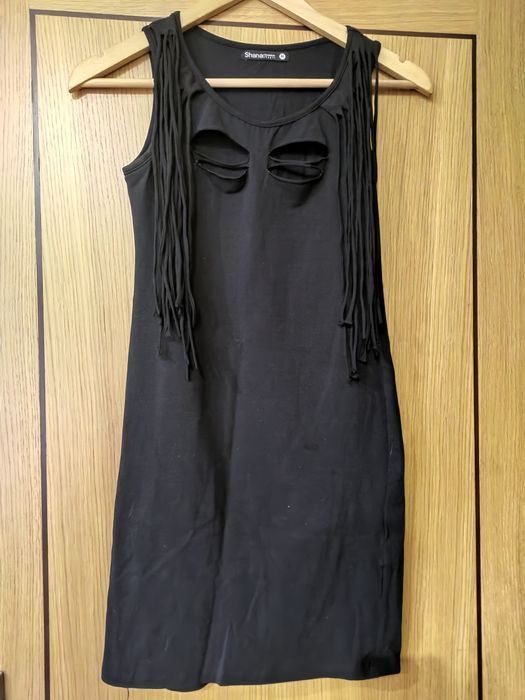 Vestido preto com fitas