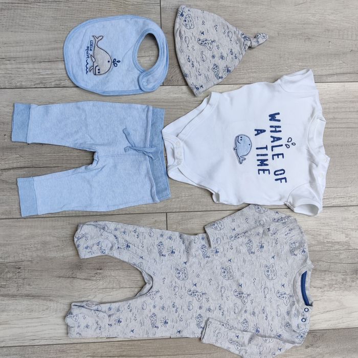 Komplet chłopięcy: body, spodnie, pajacyk, śliniak, czapka, rozmiar 68