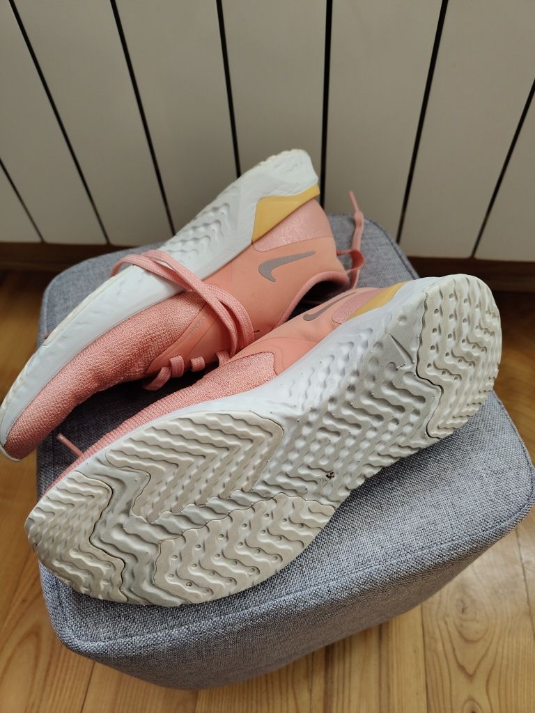 Buty Nike rózowo brzoskwiniowe