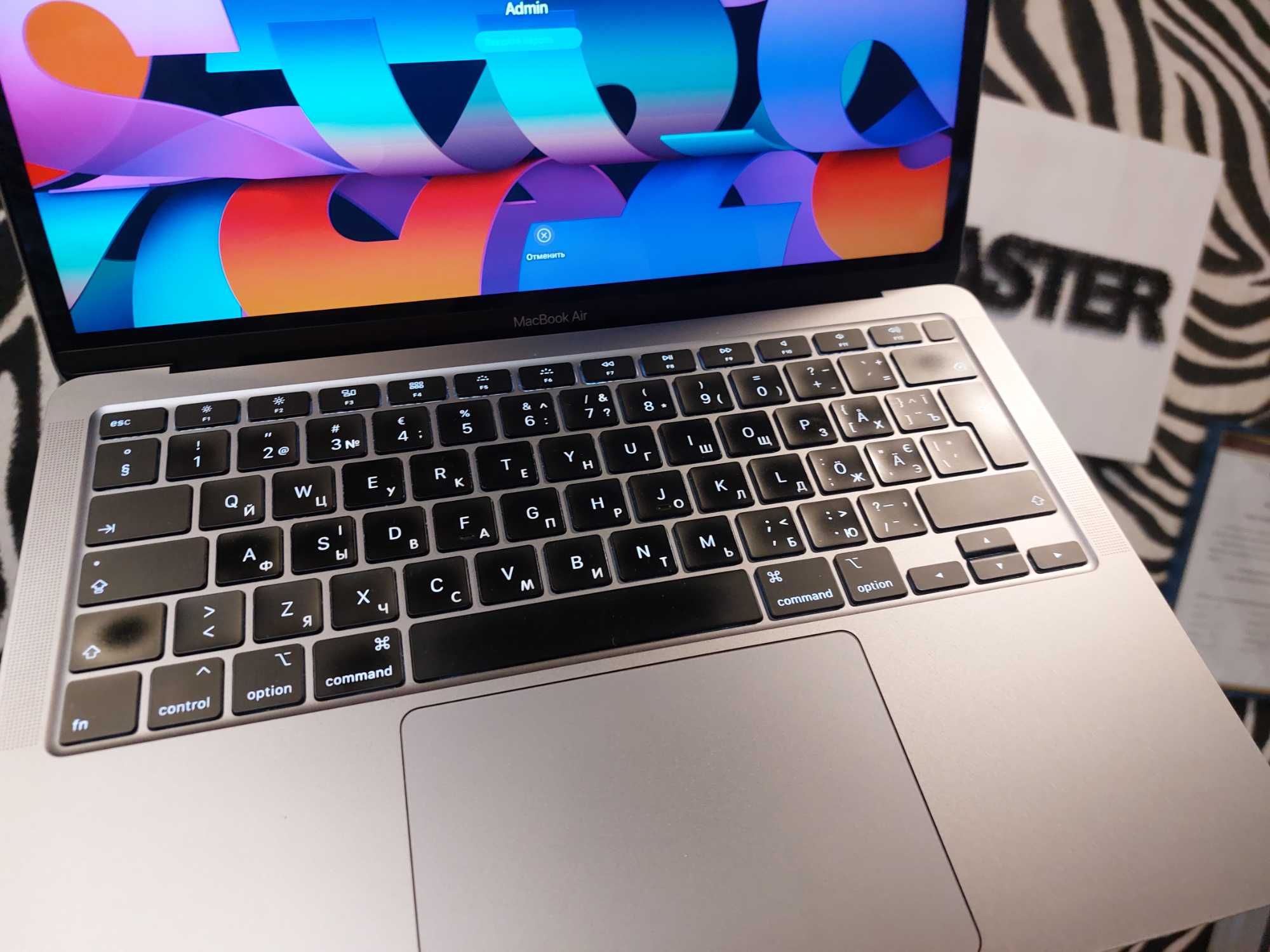 Гравировка клавиатуры Macbook Air. Лазерная графировка клавиатур Apple