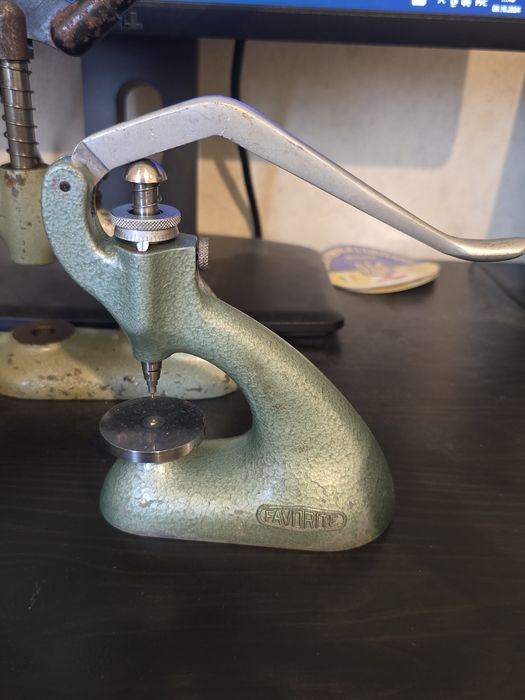 Часовой инструмент Пресс потанс Swiss made