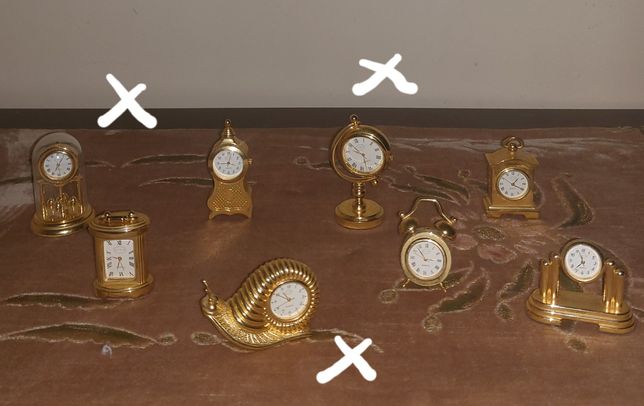 Colecção de 8 relógios em miniatura. Em metal doirado (não oxida). Com