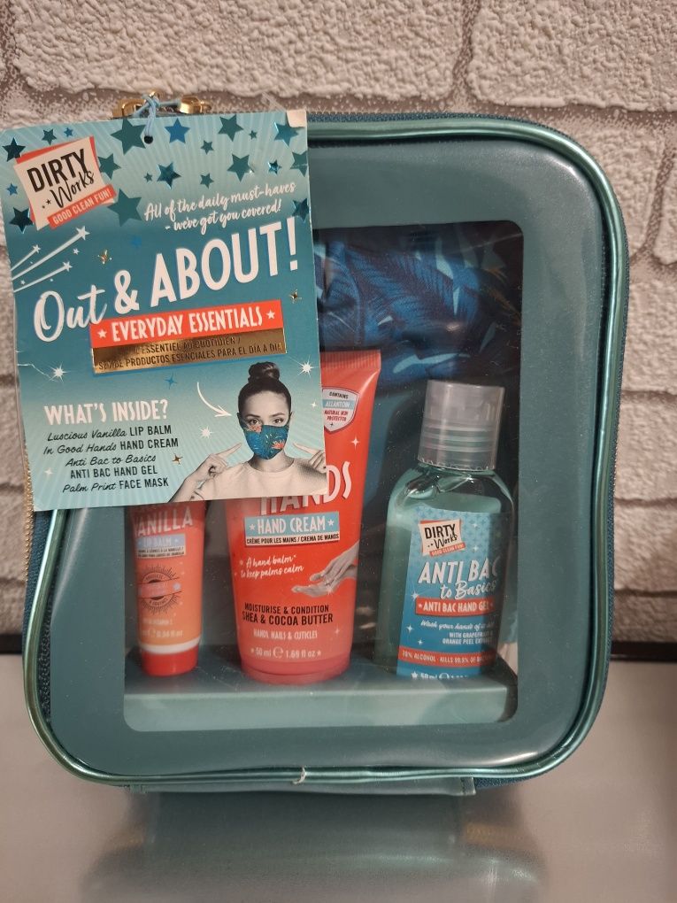 Подарунковий набір "out & about! everyday essentials"