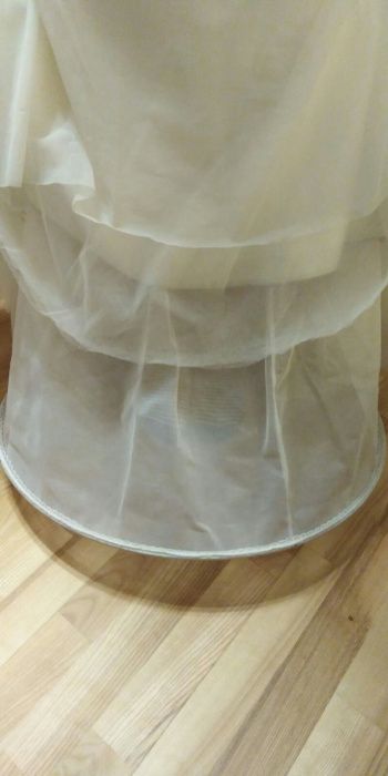 Suknia ślubna z wiązanym gorsetem
