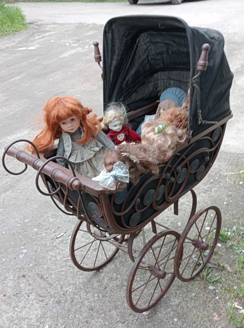 Винтажная антиквареатная  коляска с куклами