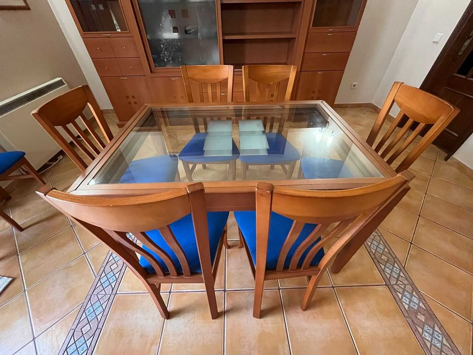 Mesa de Jantar em cerejeira, 130cm a 245cm por 90cm com 8 cadeiras.