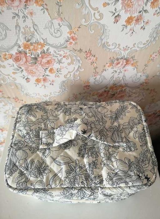 Elegancka duża pojemna kosmetyczka kuferek wzór kwiatowy.