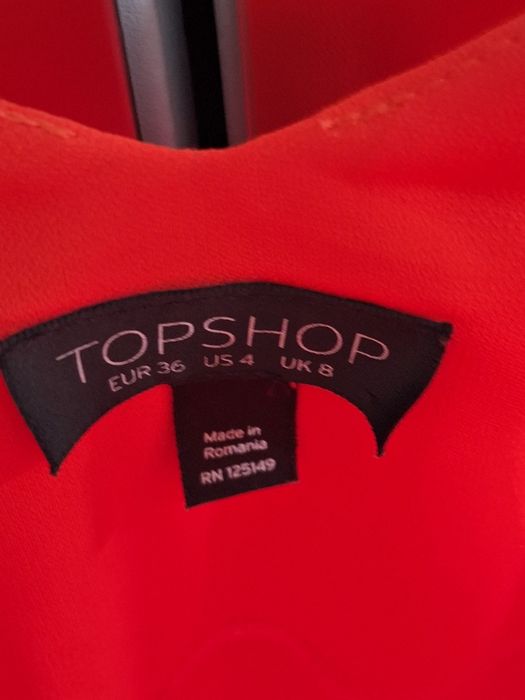 czerwony top na cienkich ramiączkach