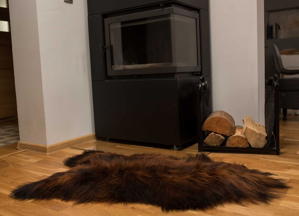 Skóra Owcza Długi Włos Czarna z Płomieniami Piękne Skóry Naturalne