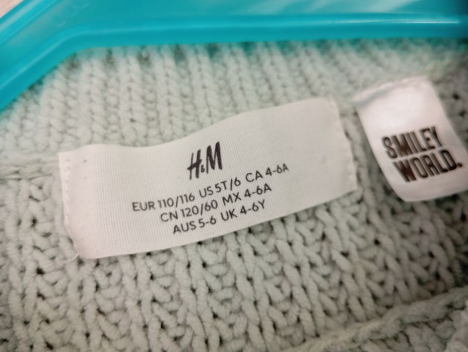 Ażurowy sweterek dla dziewczynki miętowy kolor z kolorowymi  naszywkam