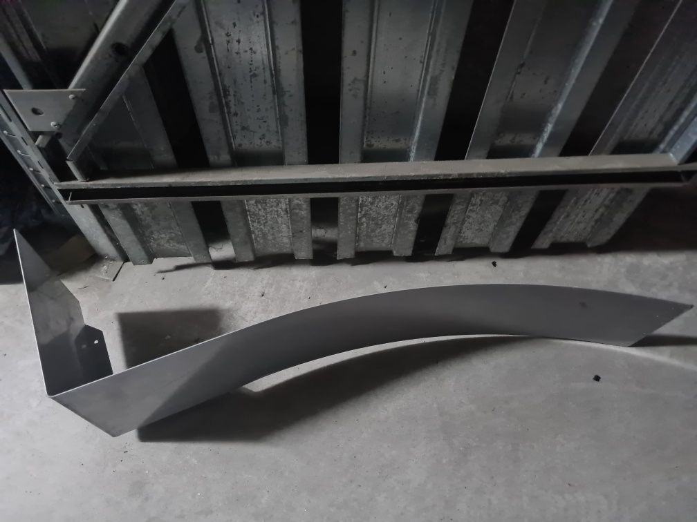 Metalowa asymetryczna gięta półka na książki Ikea Kirp