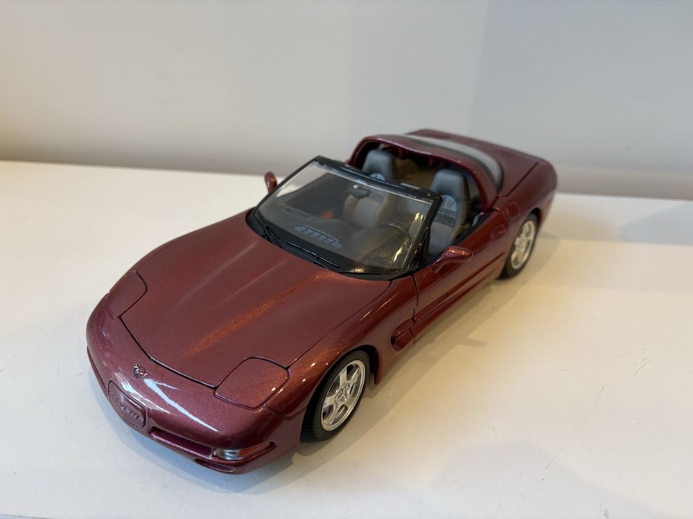 Model Chevrolet Corvette 1:18 BBurago Burago (maisto welly)