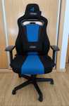 Cadeira gaming preta e azul