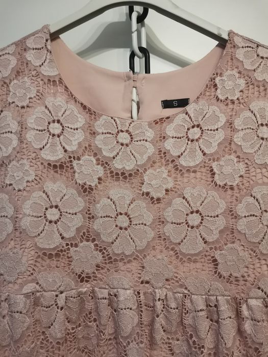 Elegancka sukienka damska Prestge rozm S, pudrowy róż, koronka
