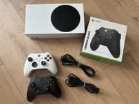 Xbox Series S z dwoma padami