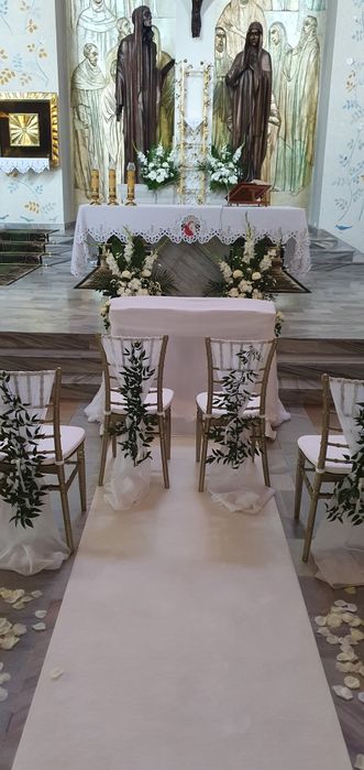 Dekoracje ślubne , plener ,Biały dywan, złote podtalerze , pokrowce na