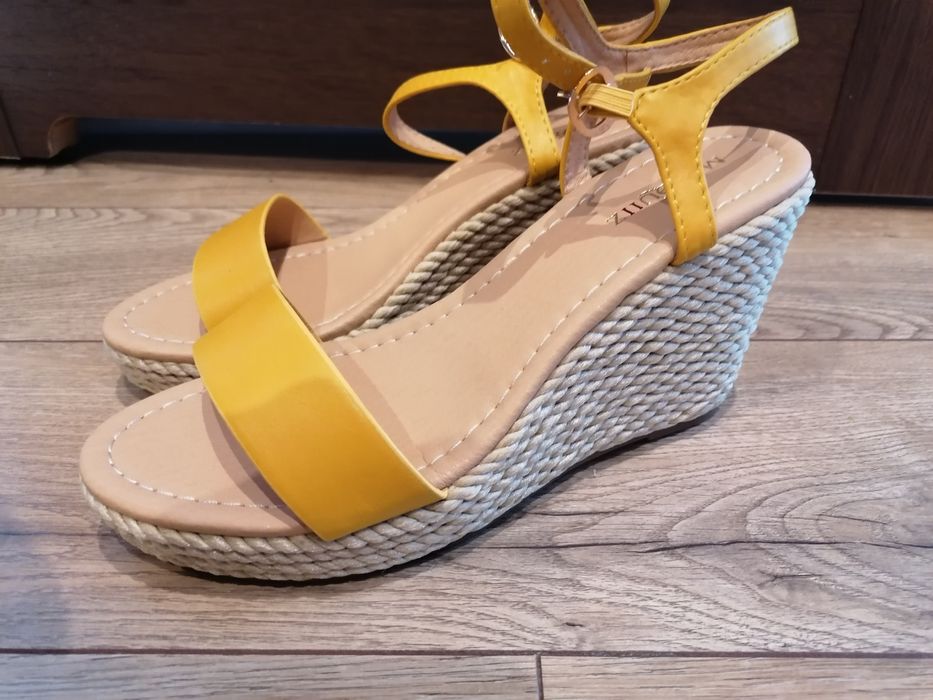 Piękne, nowe sandały na koturnie żółte 39