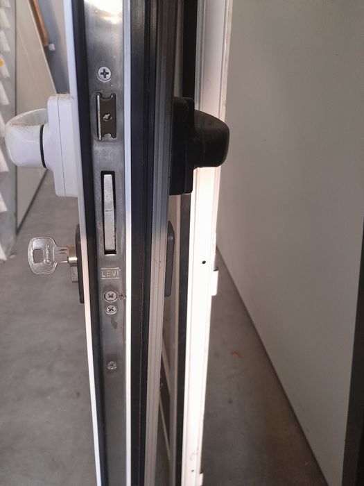 Porta e aro em alumínio 900×2000