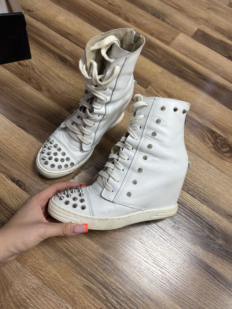 Sneakersy na koturnie z cwiekami booci 38