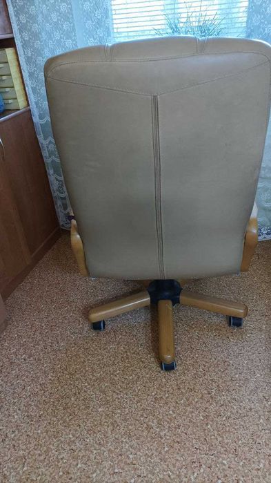 ОФИСНОЕ КРЕСЛО, натуральная кожа, в отличном состоянии