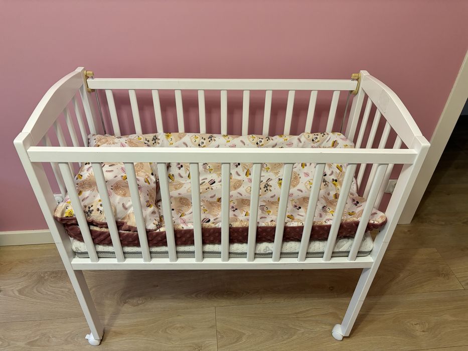 Łóżeczko drewniane dostawka + 2 materace