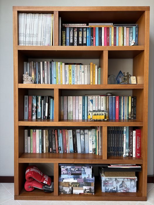 Estantes cor cerejeira da Area