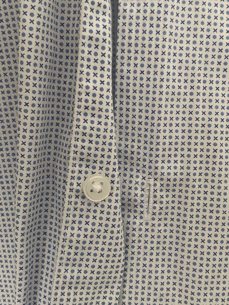 Camisa branca com padrão da Cortefiel
