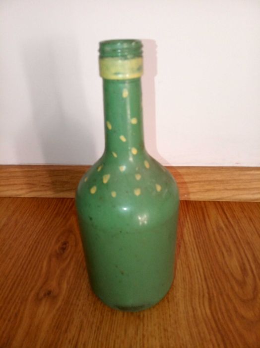 zielony wazon na kwiaty