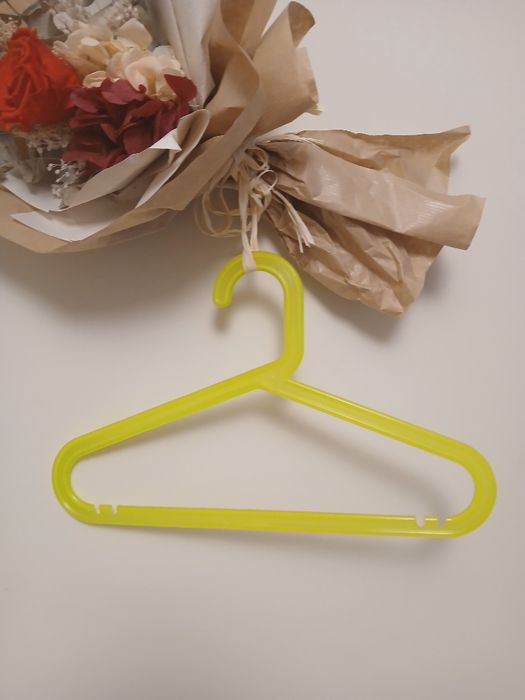 Cabides (cruzetas) infantis de plástico da marca Ikea.