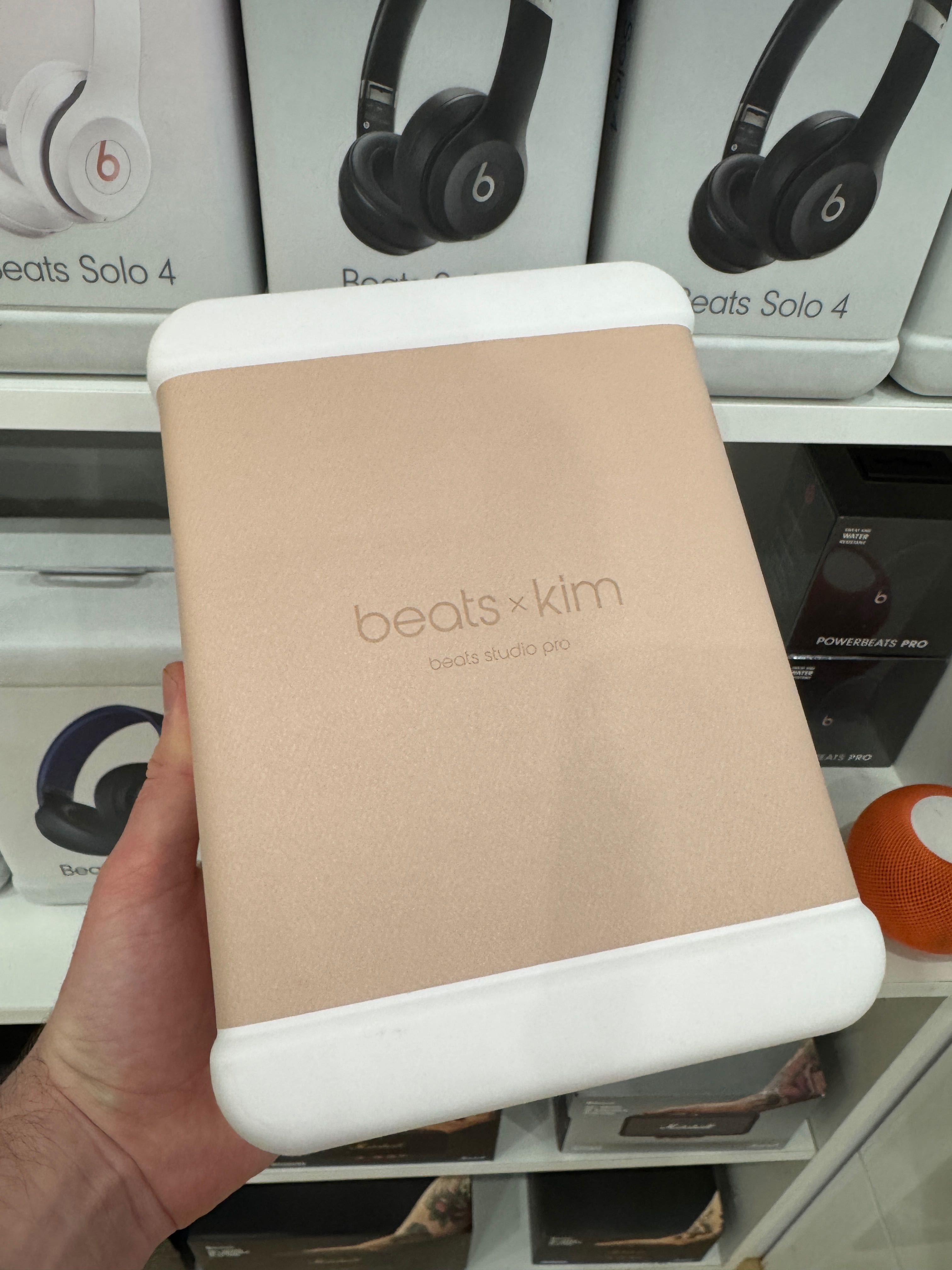 Нові Beats Studio Pro х Kim Kardashian Special Edition Moon MW663