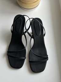 Босоніжки туфлі на каблуку рюмка 7 см 39 р чорні H&M завʼязки 2024
